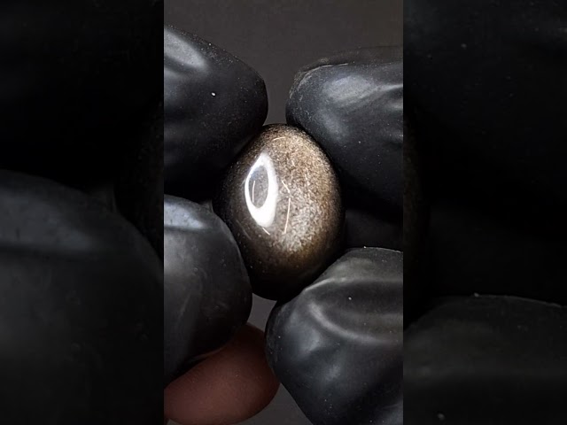 حجر اوبسيديان اسود مع توهج طبيعي