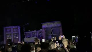 Emis Killa apre il concerto al Concordia (Torino) + Donald Trump Live