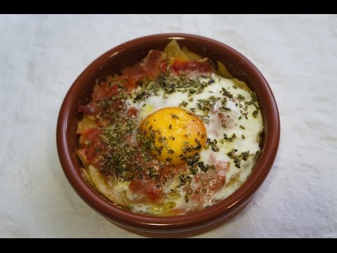 Huevos al plato con patatas chips y jamón serrano