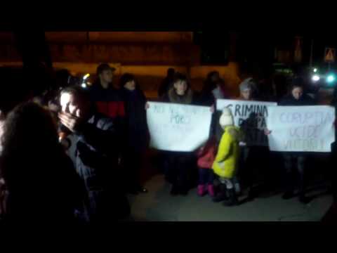 TVERDOHLEB, DEMISIA!, au scandat la uşa Diorecţiei Educaţie - Curaj.TV