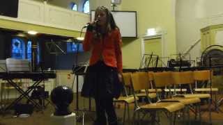 Anouk Reinders zingt "Moet ik dan altijd een winnaar zijn"