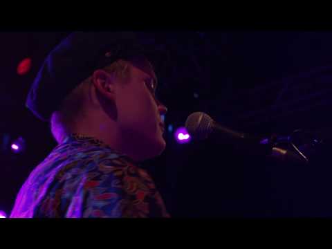 Younghearted - Hullaannun (Virallinen musiikkivideo)