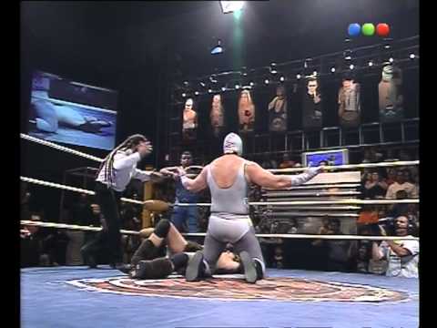 Wrestling Machine - Peter Lawrence y Ron Doxon Vs. Mario Moran y Khumo - 100% Lucha