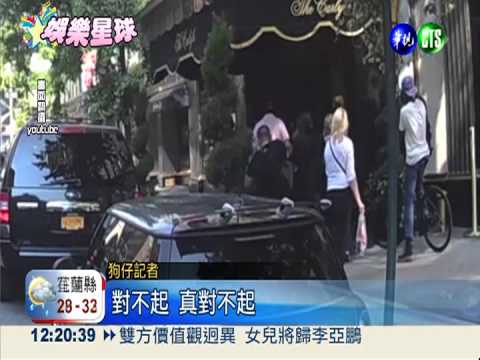 狗仔暴衝騎車撞 妮可基嫚糗摔!