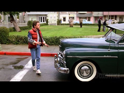 Marty descubre Hill Valley en 1955 | Volver al futuro | Clip en Español