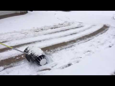 Stihl Kombi km110r Kehrmaschine räumt schweren, nassen Schnee (2018)