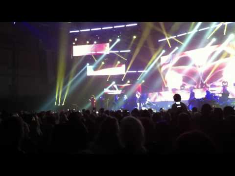 Jay Smith ft. Minnah Karlsson-Bad romance (live) (apieceofsisters.se)