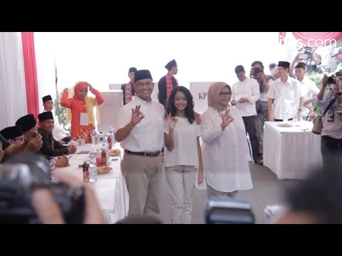 Anies & Sandi Berikan Hak Suara Anies & Sandi Berikan Hak Suara