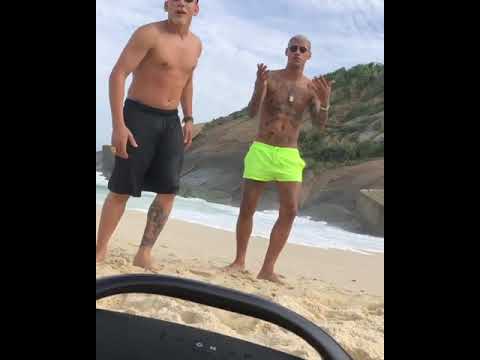 MC ROGE E PK DELAS DANÇANDO NA PRAIA