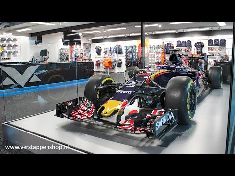 STR11 replaces STR10 - Max Verstappen store, Swalmen (The Netherlands) - One hour time-lapse