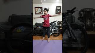 Khánh Nam thực hiện thử thách Không giới hạn lớp 2A2