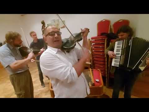 VELKÁ NAD VELIČKOU-Bratr velického primáše Petra Kubíka, Pavel, umí taky skvěle zahrát na husličky