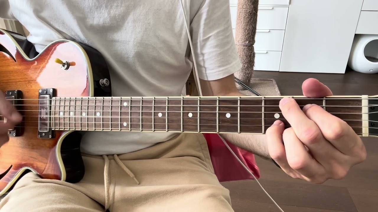 Roberto Barlocci playing the clean intro riff of John Mayer's Last Train Home on electric guitar