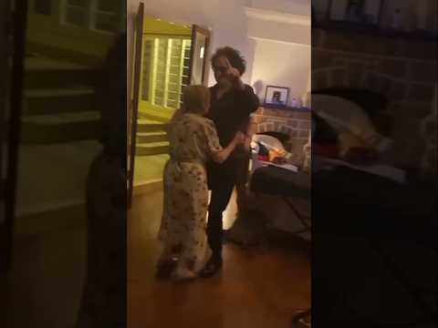 Charly García bailando con la mamá de Cerati en 2020 - #shorts #gustavocerati #charlygarcia #lilian