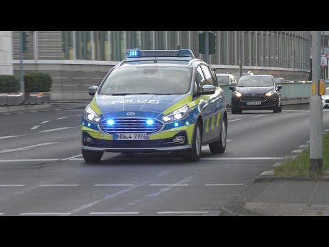 Feuerwehr , Polizei & Rettungswagens auf Einsatzfahrt von die Feuerwache 1 in Köln