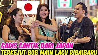 Download lagu Gadis cantik dari Japan jadi senyum sepanjang lagu, terkejut bila Bob tiba² main lagu RibaiBaru mp3