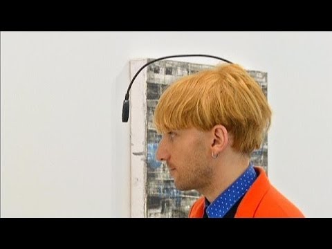 Il cyborg Neil Harbisson diventato direttore d'orchestra - le mag