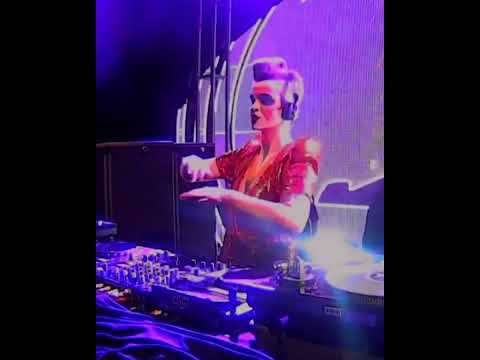 Ella De Vuono @ Rock in Rio playing "Nosso Espaço"