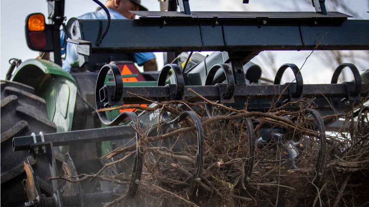 Plotmaster Hunter 400 | Primary Tillage with Chisel Plow