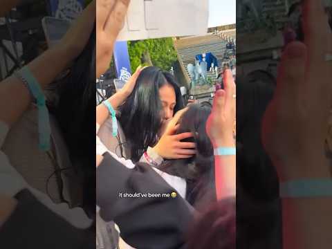 BIBI kisses fan at HITC #bibi #nakedbibi #비비 #hitc #hitcnyc #bamyanggang Video Credit: @elmschoy
