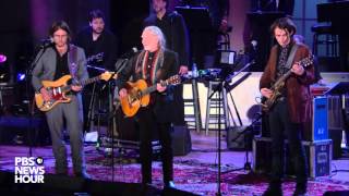 Willie Nelson sings there&#39;s &#39;room for everyone&#39; in America