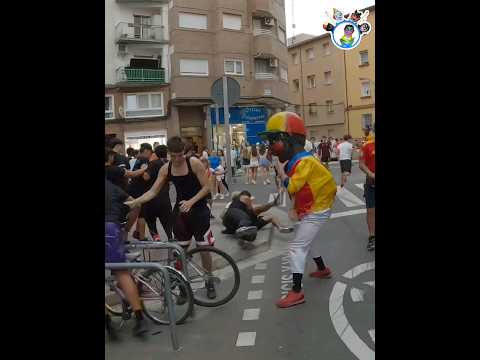 Cuidado con las barricadas... 💢💥 #cabezudos #zaragoza #entertainment #music #dembow