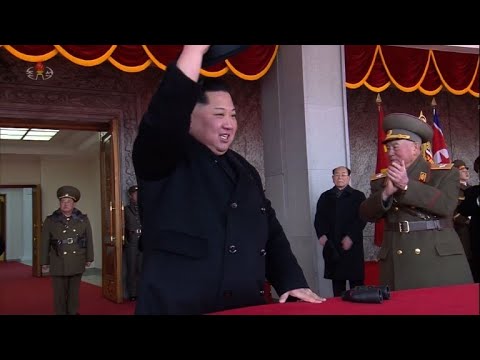 Pyongyang faz desfile militar na véspera dos Jogos Olímpicos
