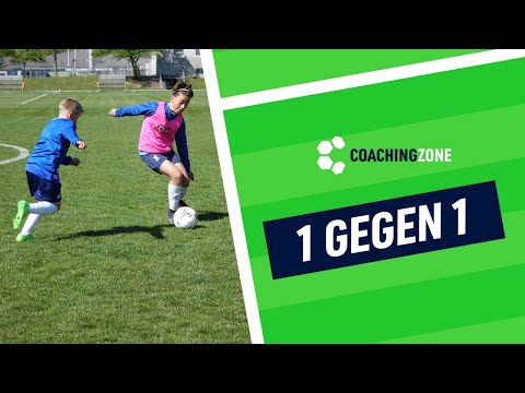 Fussballtraining: 1 gegen 1 über die Mittelspur