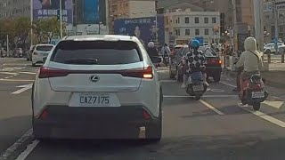 好像右轉靠右很多人不懂喔！（檢舉成功）