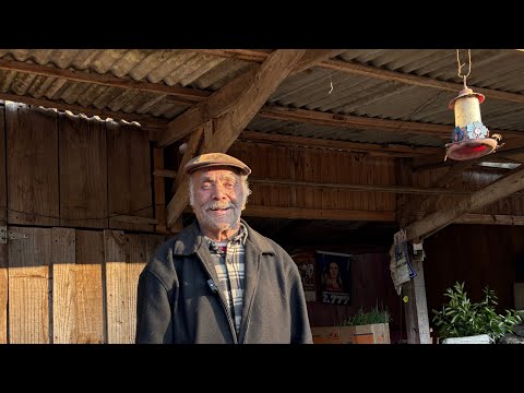 HOMEM VIVE SOZINHO NUM RANCHO BEIRA DE ESTRADA - SEU ASSIS DE JAQUIRANA 