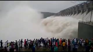 preview picture of video 'बरगी बांध जबलपुर के गेट खोले गये : रोंगटे खड़े हो जाएंगे Bargi dam jabalpur : dangerous dam'