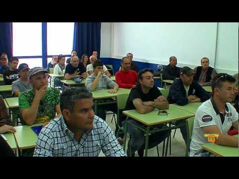 02/05/12 – 42 desempleados reciben sus diplomas tras completar sus cursos de formación.