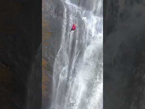 Que Coragem Para Fazer Isso #minasgerais #extreme #cachoeira