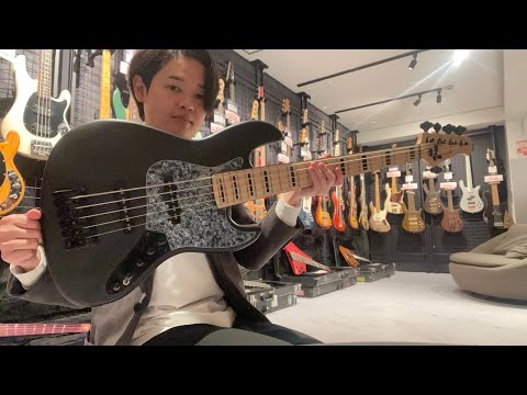 This gospel-chopping active 5-string jazz bass is amazing! [Swing Guitars / Jazz Deluxe 5]