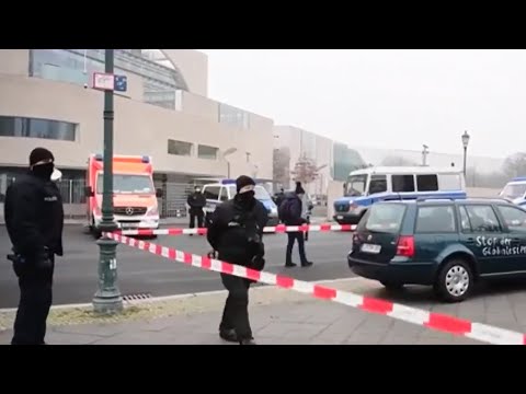 В канцелярию Ангелы Меркель врезалось авто: что стоит за атакой? Панорама
