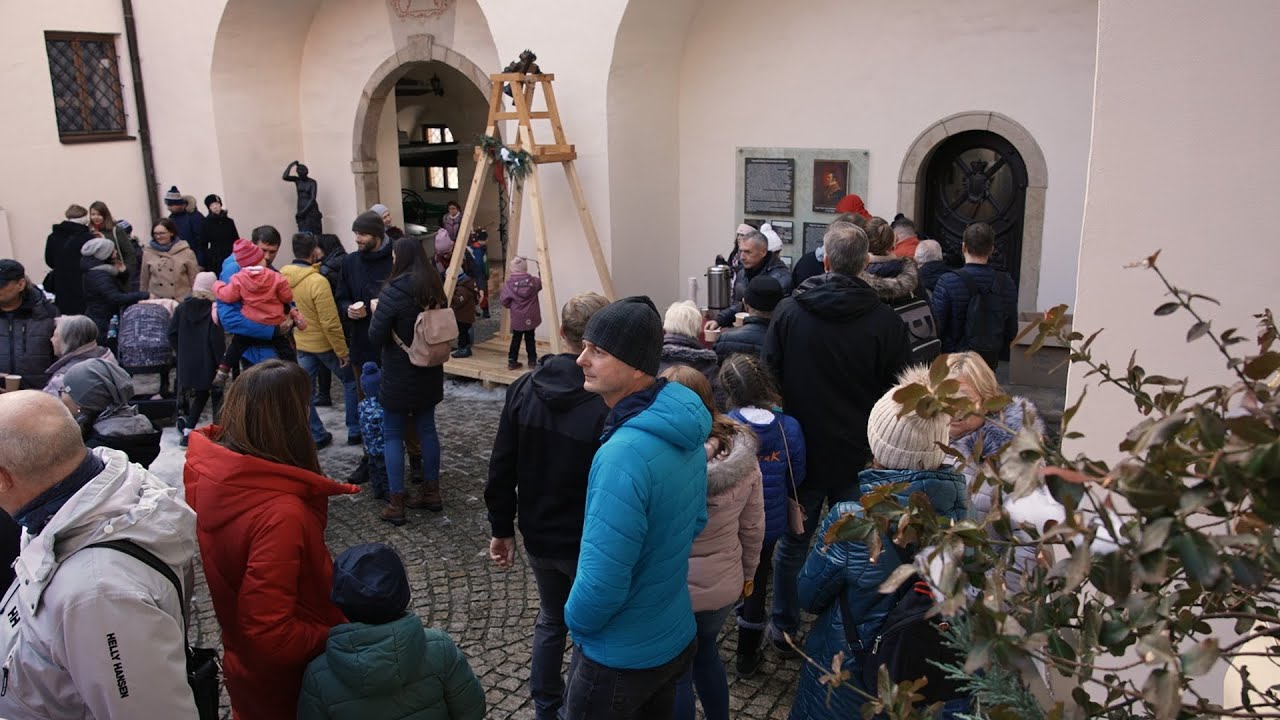náhled z videa Štědrodenní zastavení na nádvoří zámku
