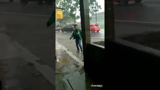 Download lagu Nunggu jeda orderan, driver ojol berjoget sambil hujan hujanan di jalan mp3 Download lagu Nunggu jeda orderan, driver ojol berjoget sambil hujan hujanan di jalan mp3