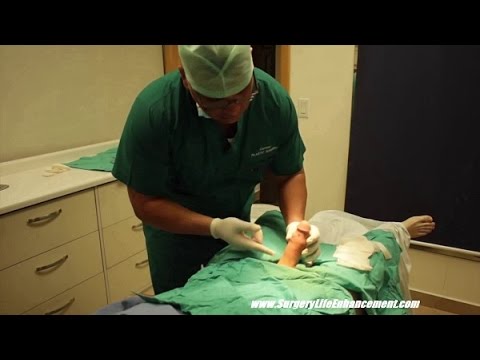 Masturbacja penis Wysoki mężczyzna z małym penisem