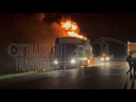 VÍDEO: Ônibus da Catedral pega fogo na BR-040 em Cristalina (GO)