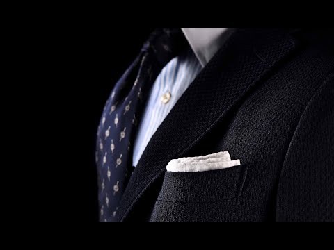 ポケットチーフの王道「TVフォールド」は角をずらして格好よく！【動画あり】 | MEN