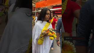 Download lagu Datang Ke Kuil Bersama Ibunya, Wajah Anak Kajol Terlihat Sedih Seperti Datang Ke Pemakaman mp3