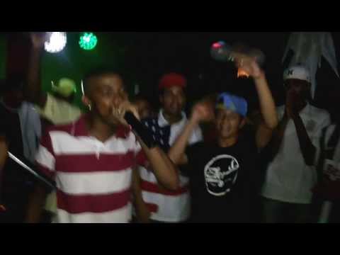 Mc's cantando em festa de 15 anos