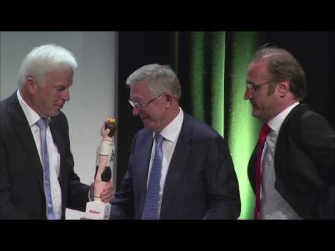 Preisübergabe Sir Alex Ferguson (Walther Bensemann Preis)
