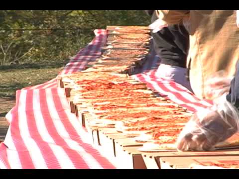 Mangia Pizza - World Record for Longest Line of Pizzas!