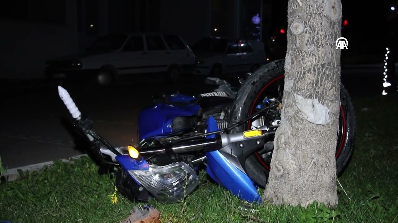 Uşakta Motorsiklet Ağaca Çarptı: 2 Kişi Yaralandı!