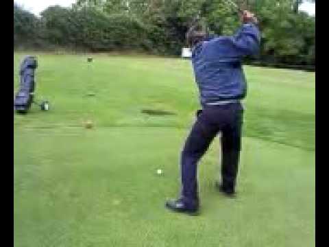 Me Teein Off Wi A Putter ha