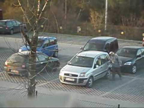 Facet zamyka swoje auto.