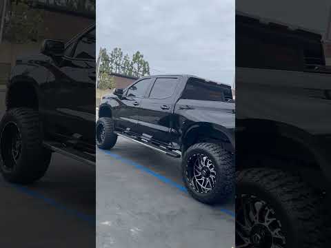 2020 chevy Silverado on tis wheels 22x12-44 with 37x13.50R22 and RC 6 inch lift .. salinas tires