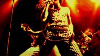 Izgledala je malo čudno u kaputu žutom krojenom bez veze