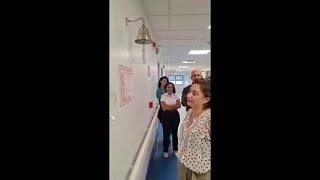 Cinzia, guarita dal tumore, dona all'ospedale la «Campanella del sollievo»